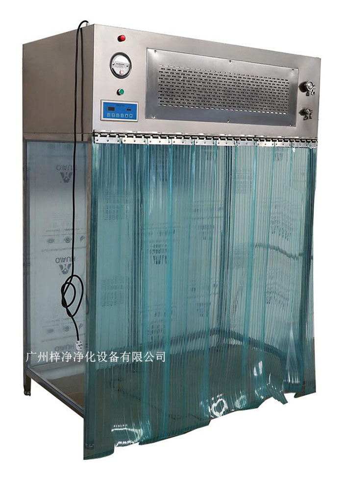 百級潔凈層流罩它主要由箱體、風機、初效空氣過濾器、高效空氣過濾器、阻尼層、燈具等組成。