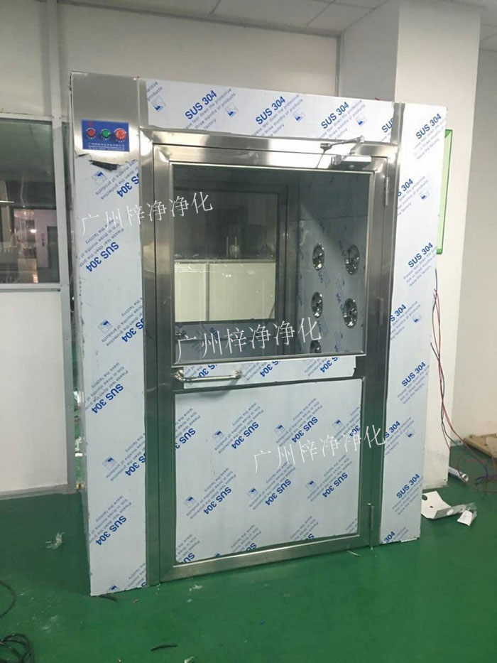 防爆風淋室是指風淋室的電機、指示燈、照明燈、接線管必須嚴格按照防爆標準