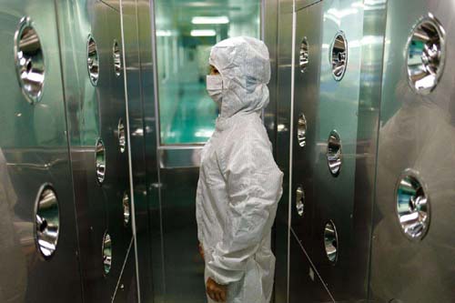 風淋室工作原理是通過高速氣流的沖擊，有效清除進入潔凈室的人員、物料表面攜帶的塵埃和污染物。