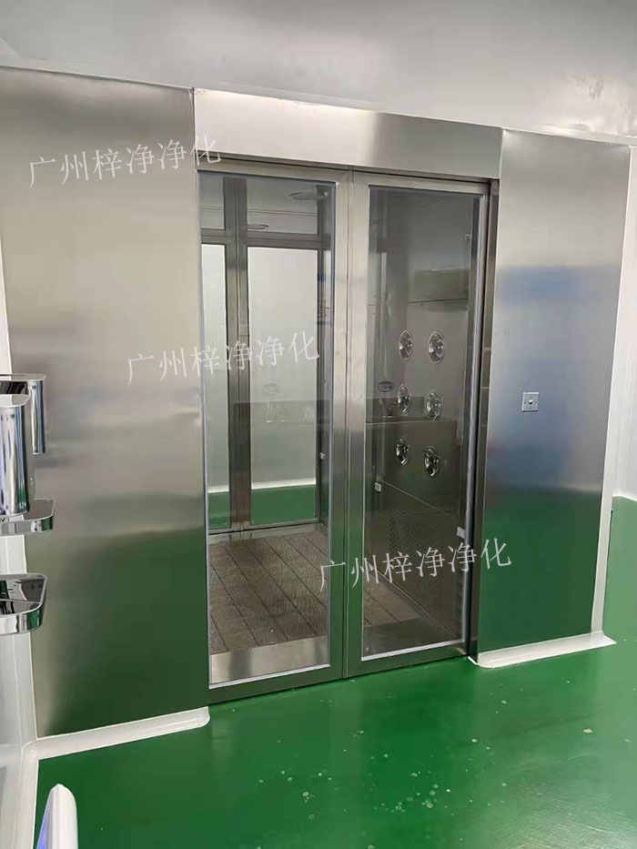 對(duì)于貨淋室，則通常位于物料進(jìn)入潔凈室的位置