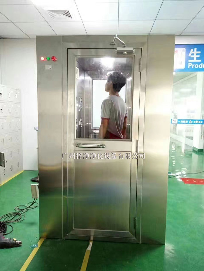 風淋室和貨淋室通常配備有集塵設備，如高效過濾器、吸塵器等。吹淋過程中脫落的灰塵和雜質會被這些設備收集。