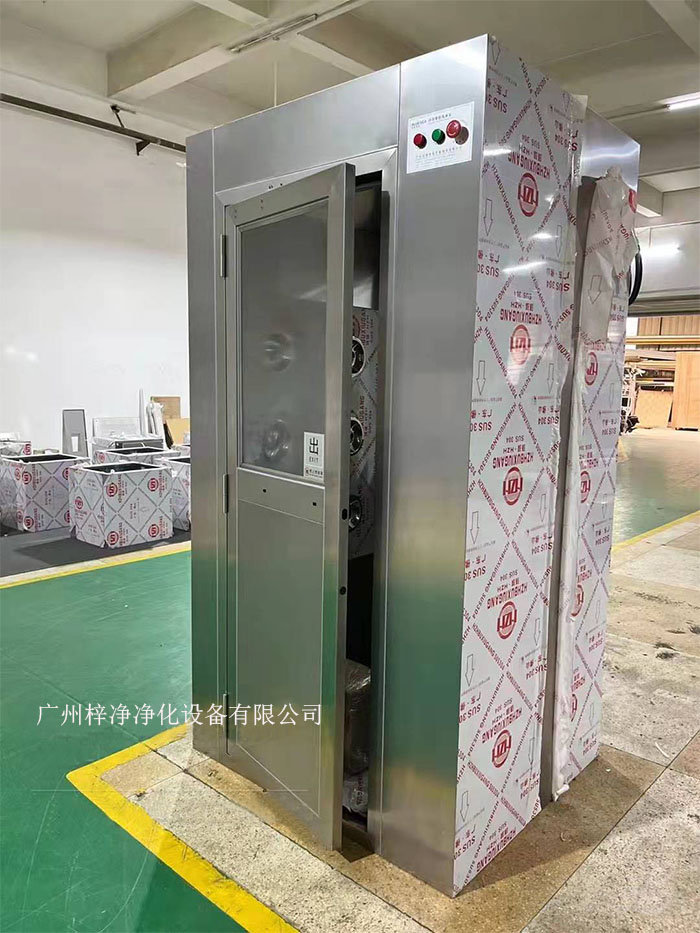 在安裝全不銹鋼風淋室通道之前，首先需確定全不銹鋼風淋室位置